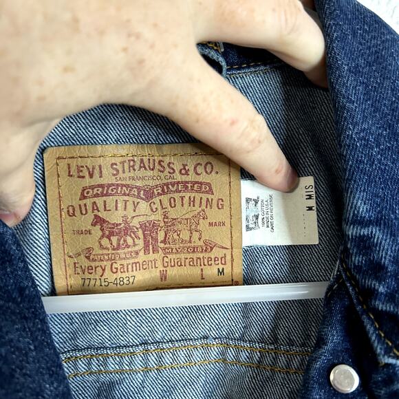Women’s Vtg Levi's 77715-4837 ICONIC Dark Wash Denim TRUCKER Jean Jacket Sz M - Picture 4 of 8